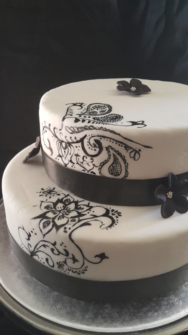 Completed henna wedding cake with henna pattern running up the side of the cake